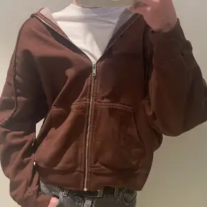 Riktigt söt Brandy Melville hoodie🧸💕 Köpt i London för ett tag sedan, men den är bra som ny!  Perfekt mysig hoodie, köpt för runt 430 sek🤎