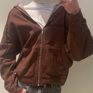 Brandy Melville Christy Hoodie - Riktigt söt Brandy Melville hoodie🧸💕 Köpt i London för ett tag sedan, men den är bra som ny!  Perfekt mysig hoodie, köpt för runt 430 sek🤎
