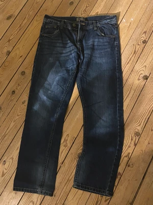 Asss snygga jeans! - Snygga jeans som är populära just nu inom ”Stockholmsstil” mörkblåa raka jeans som sitter snyggt! Storleken är 164 men passar mig som är S ungefär❤️