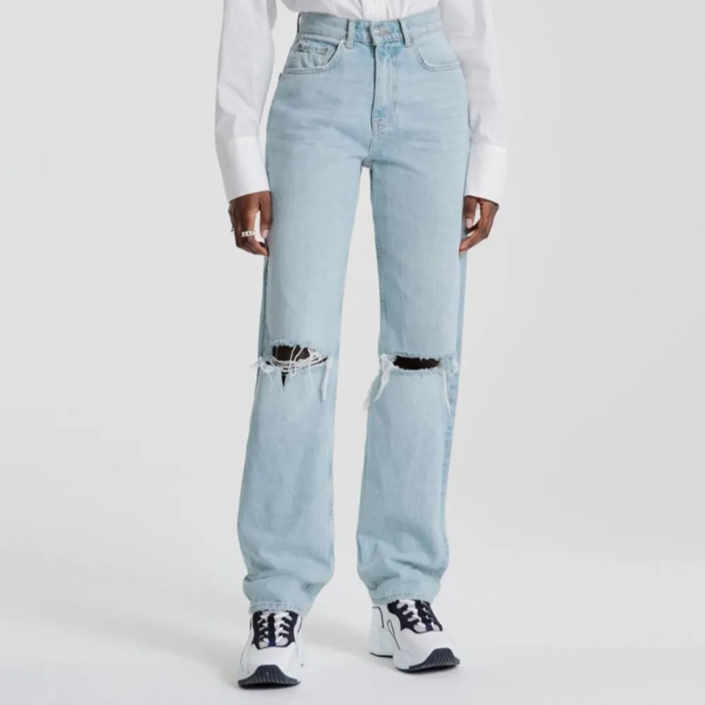 Assköna raka jeans från Gina Tricot med hög midja modell 90's tall jeans har två par andra i liknande modell så säljer dessa. Precis som nya 💙. Jeans & Byxor.