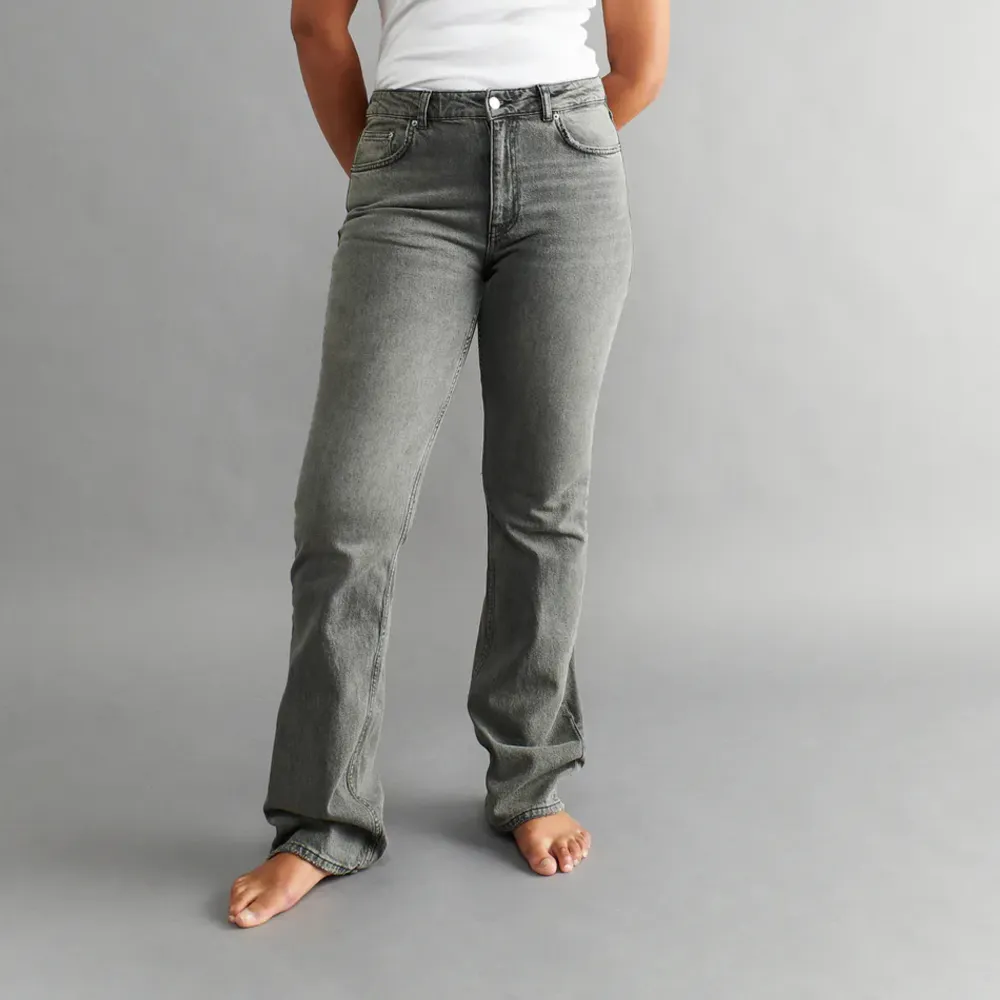 Gråa Full length flare jeans mid waist från Gina i stl 38. Använd ca två gånger, är perfekt längd för mig som är 174cm💕skriv för fler bilder. Jeans & Byxor.