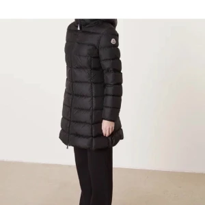 Moncler jacka dam S - Har inget kvitto på den men QR korden finns i jackan, finns att skanna på NK  Har använt några gånger men är i fin skick, har även kemtvättat den precis . Ser mycket finare ut på.  Köpt för 14 000 på NK. Köparen får själv stå för frakten.  