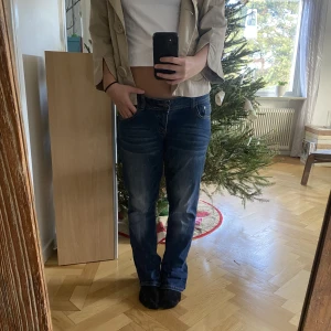 Lågmidjade jeans - Mörkblå, raka lågmidjade jeans från multiblu! Jeansen är köpte secondhand men har varken fläckar eller hål! Säljer då de inte kommer till användning! Skulle påstå att de är en strlk S/M. Säljer för 130kr+ frakt🥰 Skriv vid frågor!💥