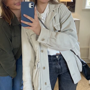 vårjacka - beige vårjacka från zara! många fickor så den är väldigt praktisk! ❤️ jättefin till våren 