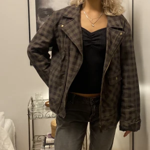 Rutig jacka  - Finaste rutiga jackan 😍❤️ sitter oversize på mig som är S så kan passa flera storlekar beroende på hur man vill att den ska sitta❤️