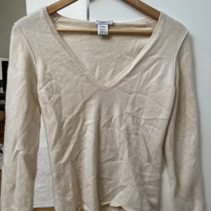 cashmeretröja filippa K - En len cashmeretröja från Filippa K i storlek L men skulle säga att den passar S/M/L💕