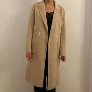 Kappa - Säljer denna kappan från zara, den är i fint skick och är använd fåtal gånger💕