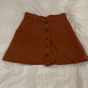 Jeans kjol - En fin kjol som aldrig använts.  Köpare står för frakt 