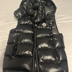 Moncler väst - Moncler väst 2 månader gammal knappt använd. Orginella priset 9999 kroner men säljer för 8000 kroner 