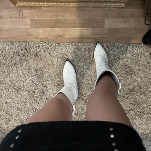 Stövlar - Cowboy stövlar från förra sommaren, har några defekter som visas på bild 3, därav priset
