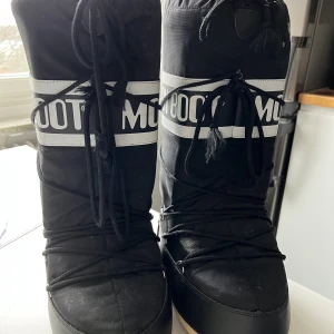 Otroligt sköna moonboots  - Säljer nu mina otroligt sköna moonboots då dom inte används så mycket.  Storlek 39/41.  Kan skickas spårbart med postnord om köparen står för frakten.  