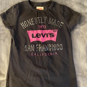 Levis Tröja - Söt och fin tröja från Levis. Använd men den är i väldigt fint skick. Fler bilder så kom privat.  