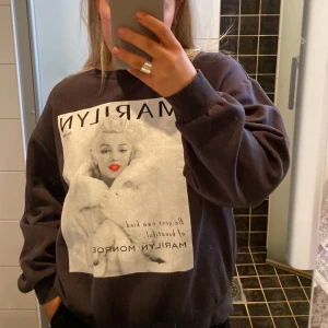 Tröja med tryck - Jätte fin tröja från H&M med tryck på i storlek L men sitter inte så stort på mig som är en S.