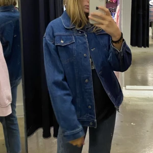Mörkblå jeansjacka - Jättefin jeansjacka i mörkblå denim! Köpt second hand från Beyond Retro i Stockholm. Ord pris: 600kr. Står inget om exakt märke. Stl M men skulle säga att den är som en S/M. Beror på hur man vill att den ska sitta. Säljer då jag tyvärr vuxit ur den… 