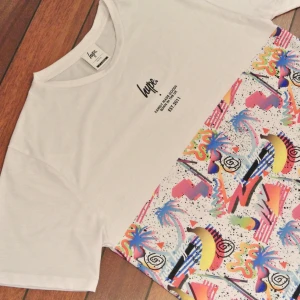 Hype UK Tshirt  - Helt oanvänd tshirt från märket Hype. Köpt för 500 kr. Mjukt och luftigt material, oversize. Snygg sommar tshirt till både killar och tjejer.