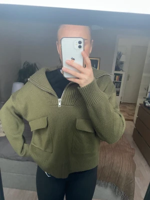 Zara tröja - Köpt förra året, lite nopprig men annars bra skick. Köpt på zara för 499kr!