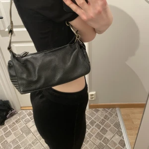 Esprit handbag  - Trendig baguette väska från Eprite i äkta läder.  Pris kan diskuteras 💞