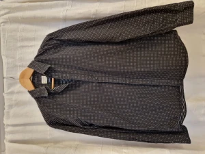 Black shirt with white dots - Slim fit. More casual dressing.