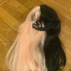 Draculoura/crybaby cosplay wig/peruk! - Har bara testat den 1 gång och den är i extremt bra skick! säljer eftersom jag behöver pengar och vill inte göra en Crybaby cosplay längre 💕 jag kan styla den och då blir det 50kr extra! Men det behövs inte!!möts upp i Stockholm 🫶 