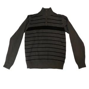 Sweatshirt  - Skön grå randig sweatshirt som passar till mycket. Skicket är inte super, eller allt helt och ser bra ut, fungerande dragkedja, allt förutom två hål i vsrdera armhåla. Super lätt att sy ihop på 5min men själv har tröjan inte kommit till användning. 