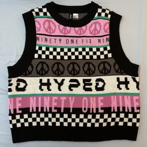 Väst från H&M - Skitsnygg väst från H&M. Använd sparsamt ett få tal gånger. 
