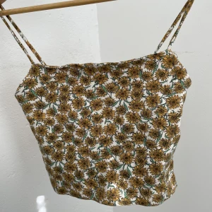 Solros topp - Söt topp från bikbok. Dubbelt tyg vid brösten, mycket bekvämt och ger bra stöd!