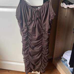 Söt brun klänning från H&M i storlek M, den är ganska liten i storlek och passar mig som vanligtvis har XS/S 🤎 Ancänd 1-2 gånger 