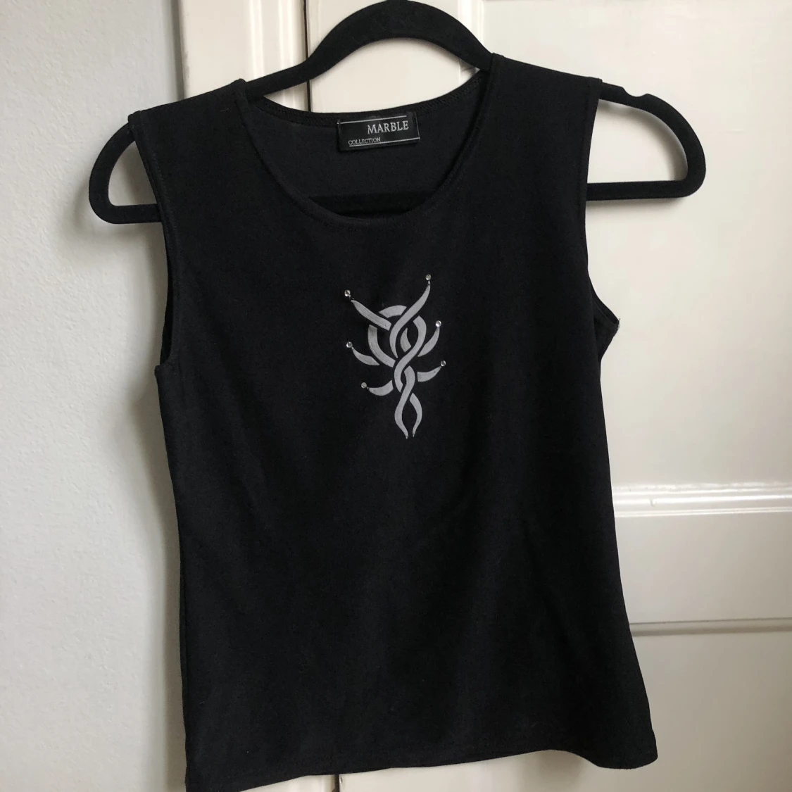 Svart linne med tryck 