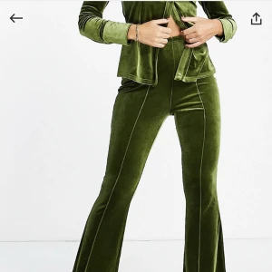 Gröna sammetsbyxor - Dessa är helt oanvända då de var lite för stora för mig i midjan som har 36 normalt. Superfina och sköna så det är med sorg att de inte passade! Köpköpköp