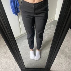 Svarta raka kostymbyxor - Svarta midwaist kostymbyxor, med slitsnertill oxh fickor. Stilrena och perfekta till alla olika tillfällen 