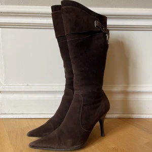 Bruna stövlar i mocka  - Super snygga boots från Karen Millen. Använd men fortfarande i mycket bra skick. Storlek 38, pris kan diskuteras :)