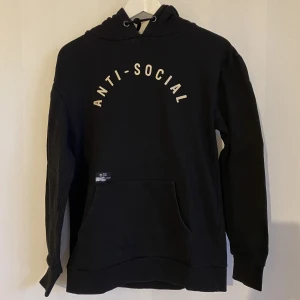 Drop Dead anti social hoodie  - Drop Dead anti social hoodie   Ovanlig och svår att hitta   Använd men i toppen skick   Storlek herr xs
