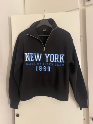 Tröja - Säljer en tröja med dragkedja och krage ifrån Gina tricot. Tröjan är i stl XSS men passar mig som vanligtvis har stl XS-S. Har endast använt tröjan 1-2 ggr så den är som helt ny. Nypris: runt 300kr💖💖