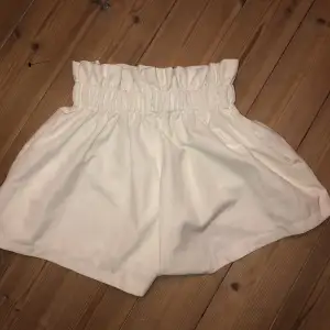 Super söta shorts från cherry koko💞 använt fåtal gånger under 1 sommar då dom inte är mina favoriter☺️