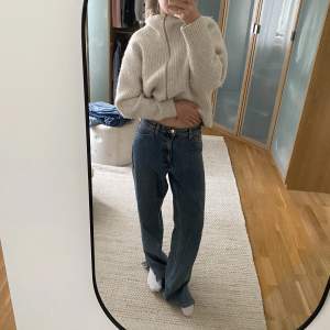 Jeans från monki i modellen taiki som jag klippt slits på själv🫶🏻 High waist men mer midwaist på mig som är 167cm lång och vanligtvis har 25 i byxor💗Säljer fler liknande<3