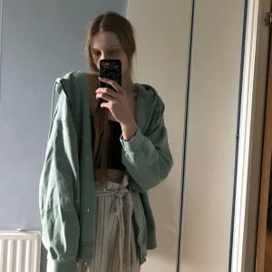 Zip hoodie - Väldigt fin kofta/ zip hoodie från Pull&bear. Säljer då jag köpte fel storlek, men den blir snyggt oversized på en som vanligtvis är s/m. *Frakt 99 kr tillkommer 