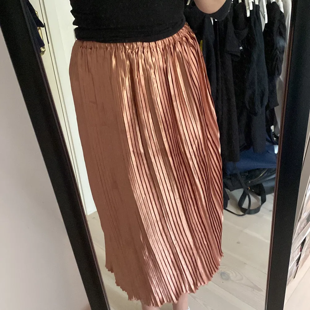 Rose metallic lång kjol med pressveck. Super fin och flowig. Perfekt för sommaren. Kjolar.