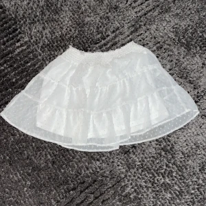 Sommrig kjol - En vit prickig sommarkjol🌻 Storlek S. Använd 2 gånger. Superfin till sommarn, men för mig var den lite för stor:(