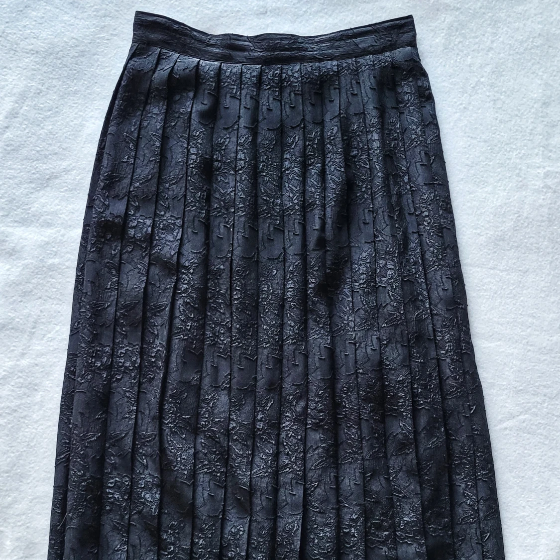 Veckad midikjol med rosor - 90