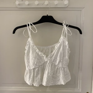 Topp - Fin topp från SHEIN. Säljer då den aldrig används. Bud sker privat tryck därför inte på köp nu utan att ni kollat av med mig❤️