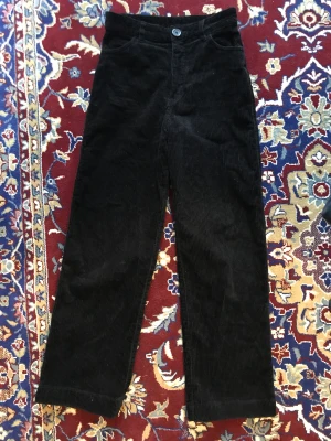 Manchesterbyxor  - Manchesterbyxor från monki. Raka eller något utsvängda med hög midja.