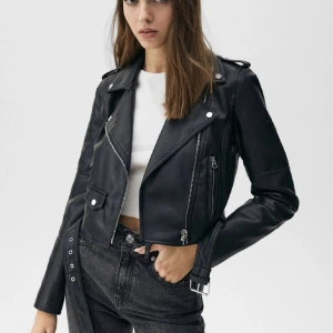 Svart skinnjacka - Helt ny! använd några gånger men inget som syns.säljer då den är för liten