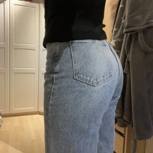 Blå långa jeans - Jättefina och långa jeans med cool detalj nertill. Frakt 66kr❣️