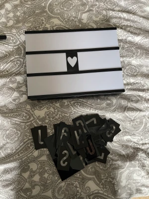 Skylt - Säljer min skylt eftersom den bara tar plats! Har massa bokstäver så man kan skriva vad man vill. Den funkar bra! Inga batterier med kommer! Priset plus 50kr frakt.