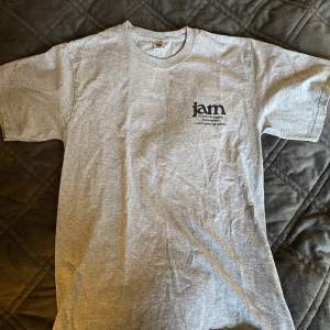 Jam, T-shirt!! ✨ett märke som grundades 2018 i Los Angeles. 100% bomull.