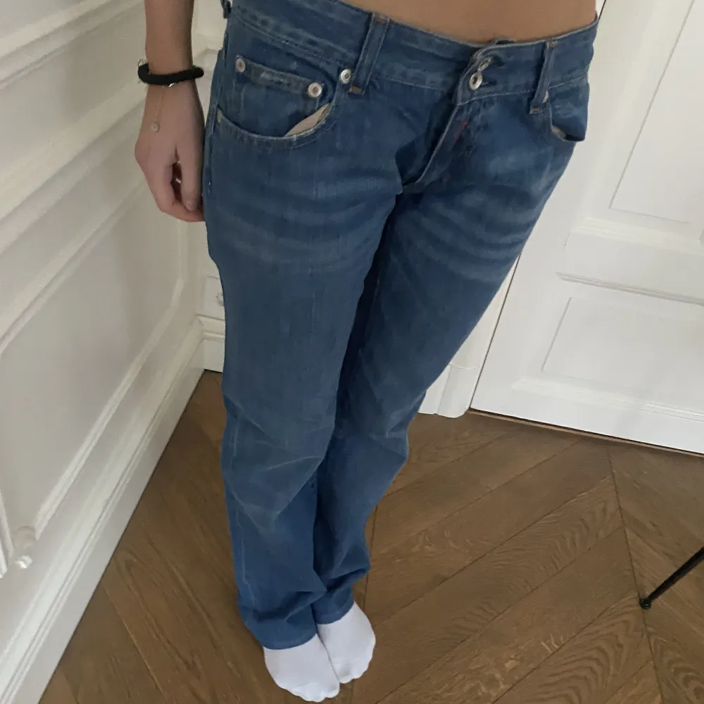 Säljer mina skit fina Replay jeans men använder de inte då de är lite för stora på mig! De är helt oanvända och köpta på Plick för 500 kr! Säljer de för ungefär 350 kr❤️❤️hör av er med mått och storlek osv! . Jeans & Byxor.