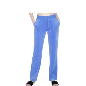 Juciy couture byxor  - Säljer mina juciy byxor i färgen ”regatta”. Säljer pågrund av att ja nt använder dom längre. Dom e lite avfärgade längst ner på benen och saknar sina silver grejer som e på snoret annas bra kvalitet mjuka o fina. Sick 6/10 för bättre bilder skriv privat 🌟