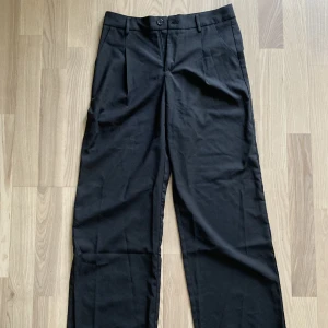 Sköna kostymbyxor - Snygga sköna kostymbyxor som aldrig använts! Bra i längd om man är under ca 175 