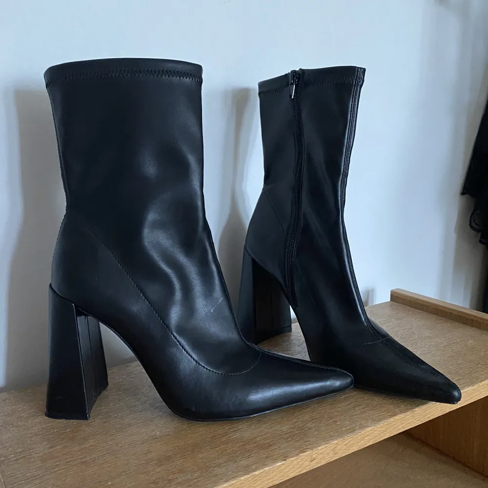 Svarta boots med klack (ca 9 cm) från zara. Använda en gång. St 38. . Skor.