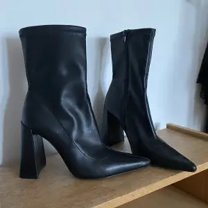 Svarta boots med klack (ca 9 cm) från zara. Använda en gång. St 38. 